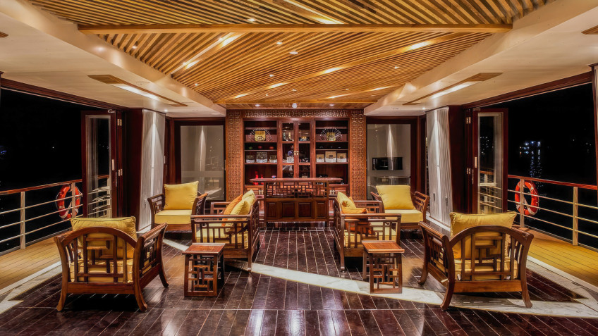 Airy Lounge and Bar on board