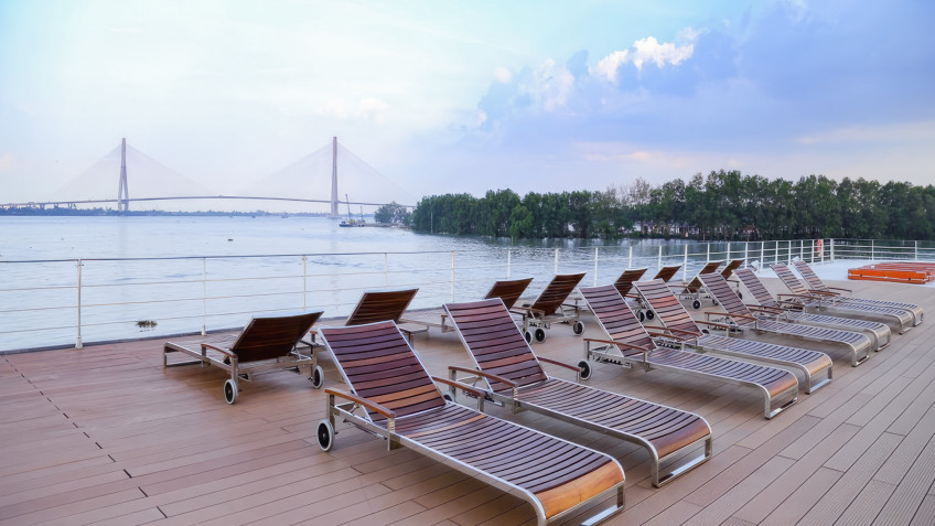Broad Sundeck with panoramic view