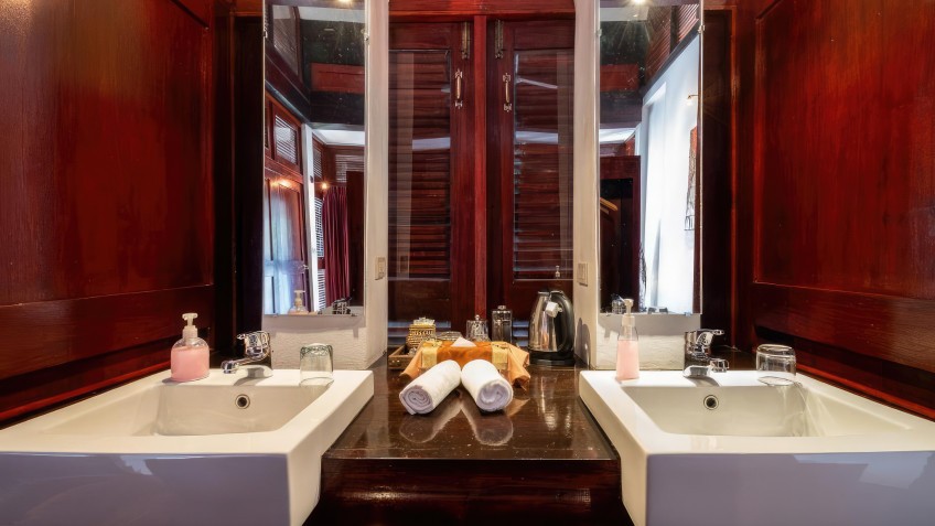 Modern amenities in Bathroom