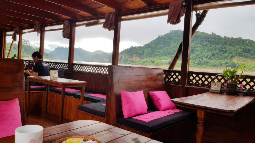 Enjoy the Scenery while eating