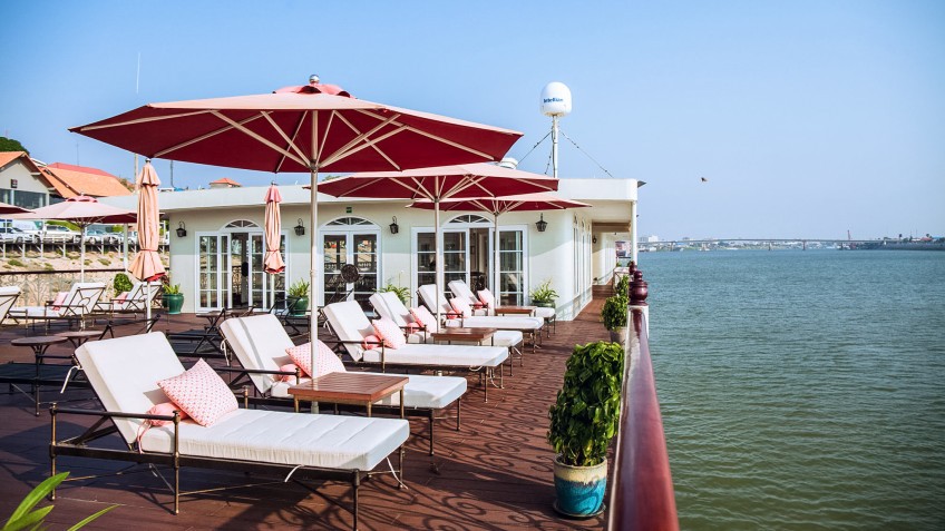 Sundeck with the best Mekong view