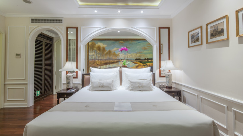 WLuxury suite with white color