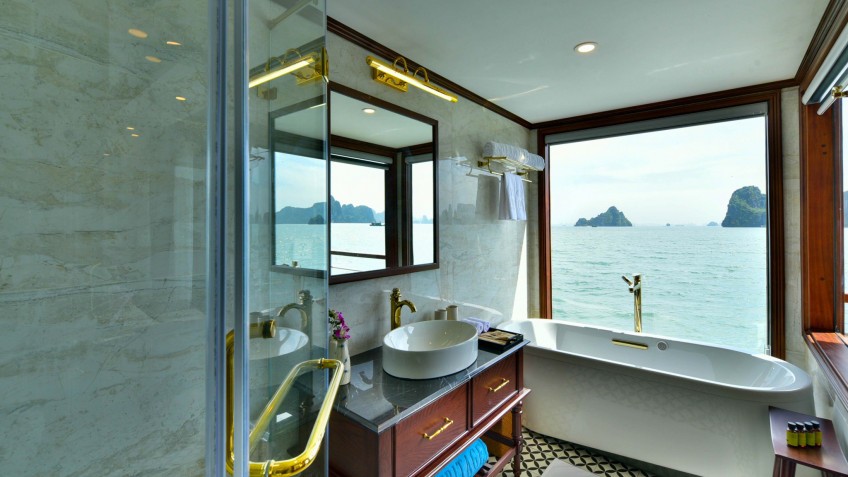 Heritage Binh Chuan Cruise: Huge Sea-view window in the Bathroom