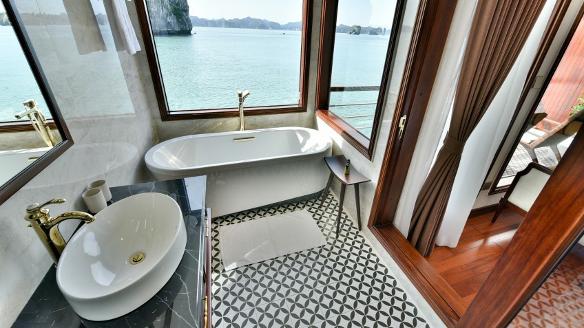 Heritage Binh Chuan Cruise: Bathroom with Modern facilities