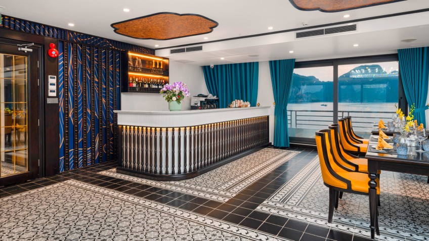 Catherine Cruise: Bar Counter with pretty Bay view