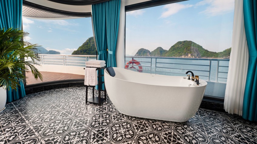 Catherine Cruise: Bathtub with Huge Ocean-view Window