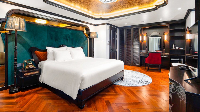 Catherine Cruise: Luxurious Royal Suite