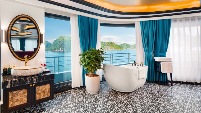 Catherine Cruise: Jacuzzi bathtub with Halong Bay view