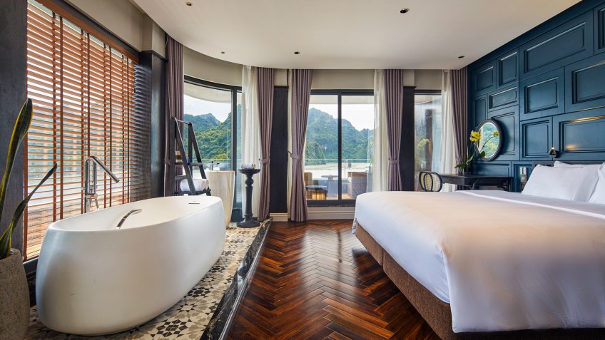 Elite of the Seas Cruise: In-room Bathtub Suitable for Couples