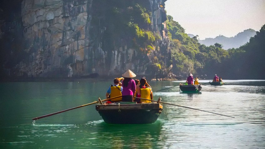 Boat Rowing to Luon Cave