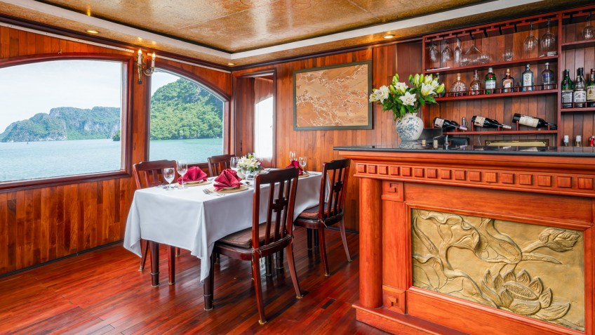Valentine Premium Private Cruise: Enjoy meals in a private place