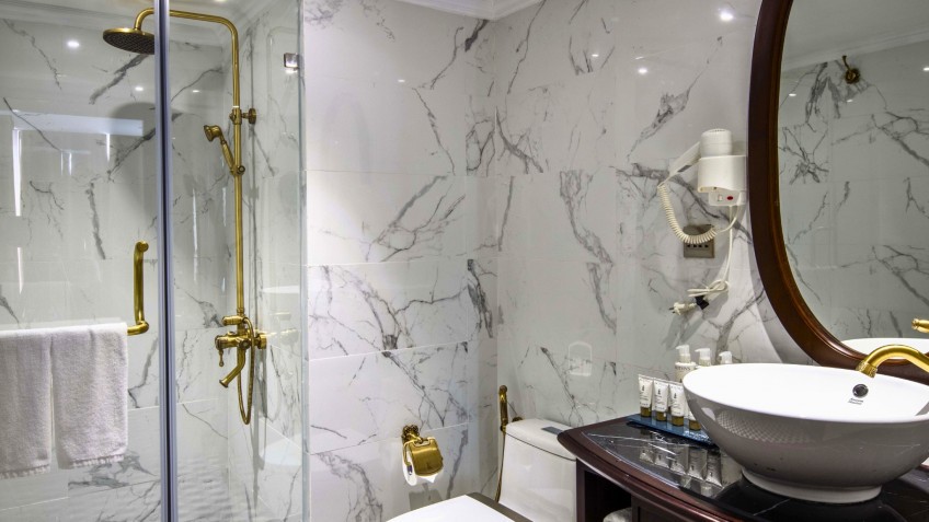 Modern and Clean Bathroom