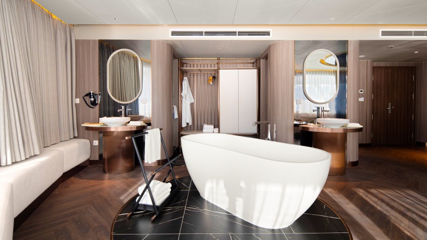 Grand Pioneers Cruise: The spacious and luxurious bathroom