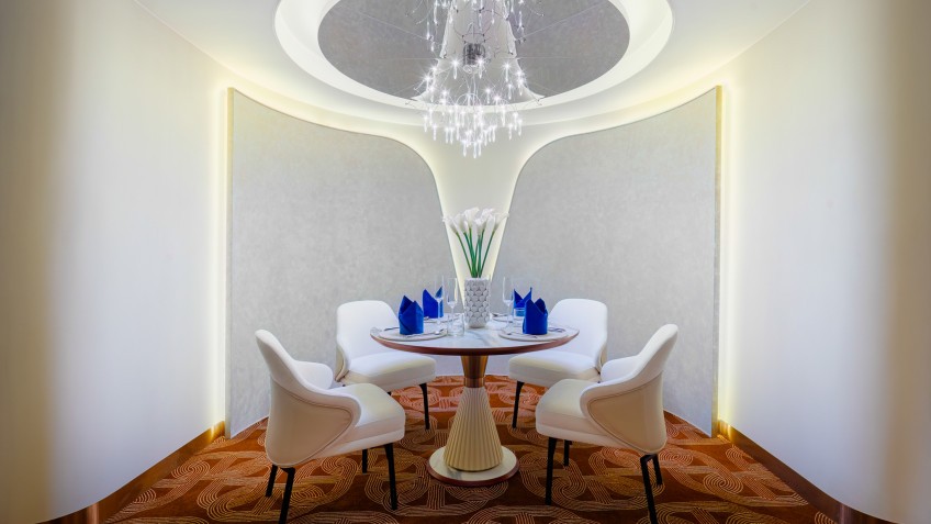 Grand Pioneers Cruise: The living room of Essence Suite