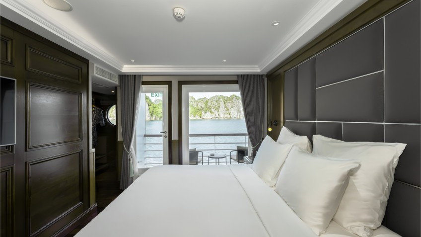 Ambassador Signature Cruise: See the beauty of the bay in the balcony