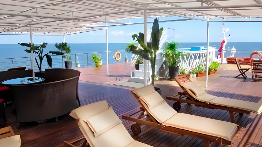 Excellent Sundeck for sunbathing