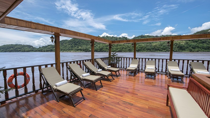 Enjoy the breathtaking views in Sundeck