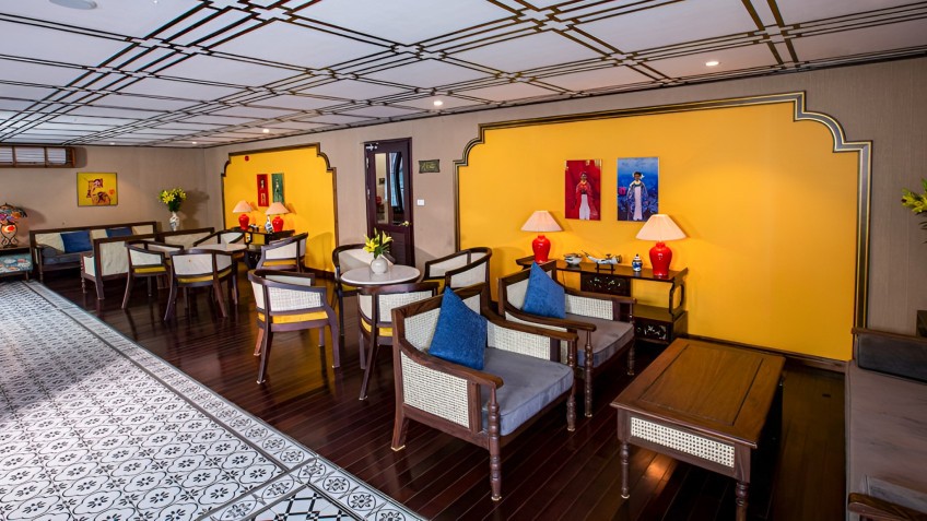 Indochine Cruise: Lobby Area