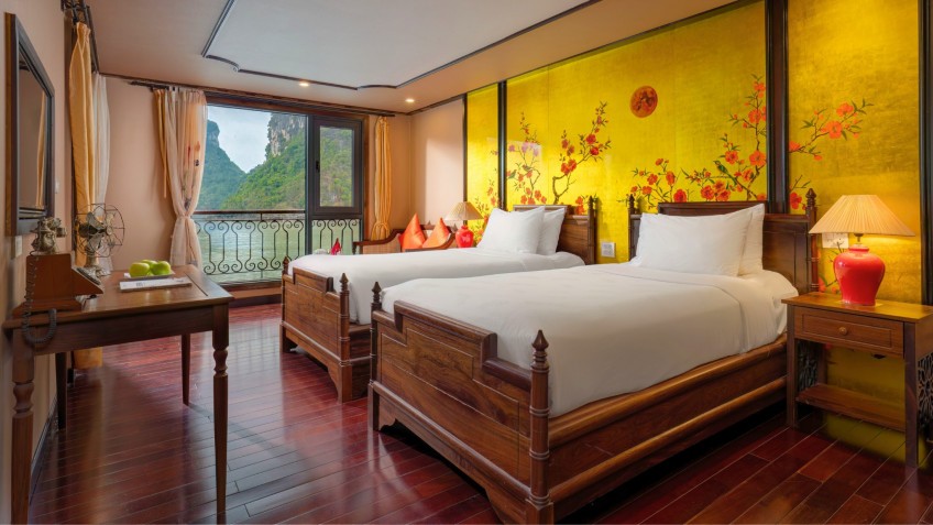 Indochine Cruise: Pretty Wall Painting