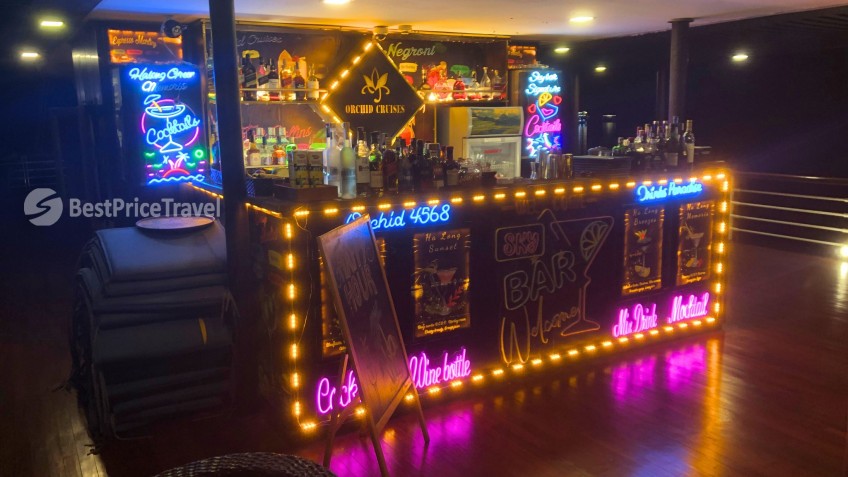 Orchid Classic Cruise: Prettily decored Sky Bar at night