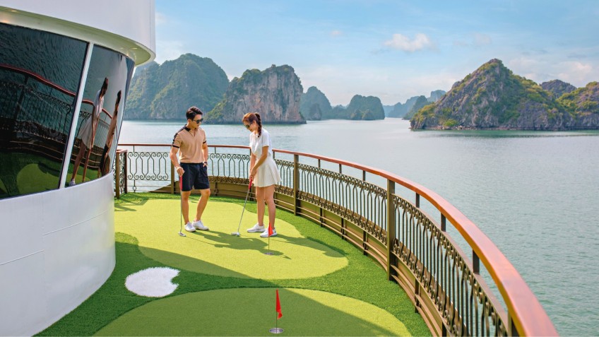Indochine Cruise: Mini Golf Area