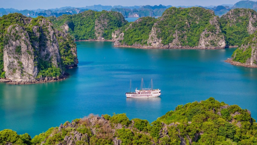 Travel to off-the-beaten Bai Tu Long Bay