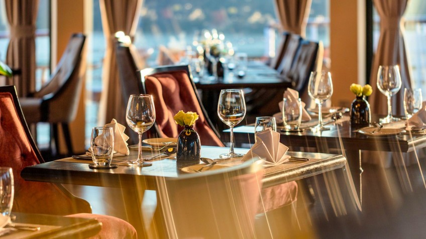 5-star dining table set