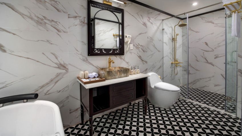 Aspira Cruises: Bathroom with Bathtub