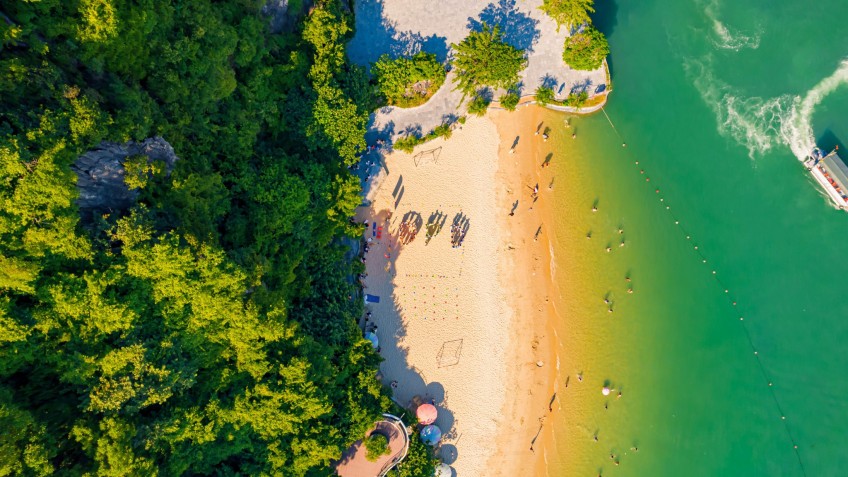 Indochina Sails: Have fun on the beach