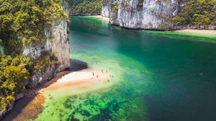 Swim in the emerald sea of Ba Trai Dao