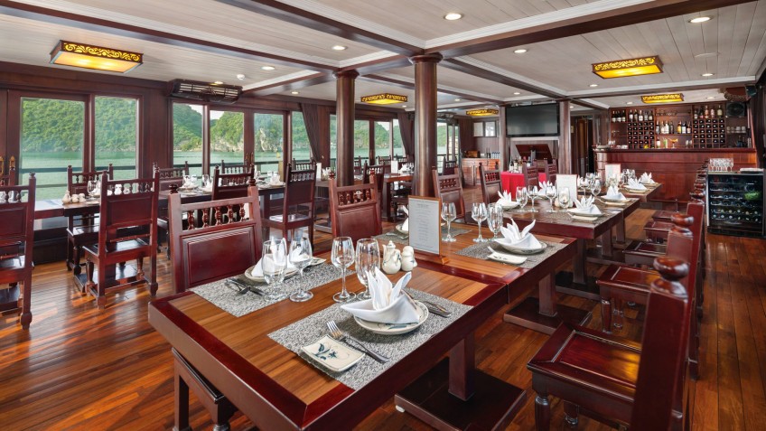 Spacious restaurant and bar