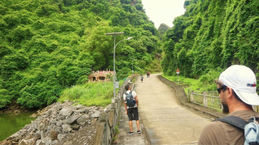 La Casta Cruise: The path to Viet Hai Village