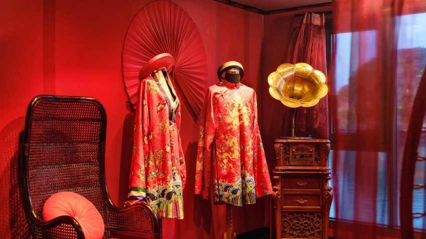 Indochine Cruise: Interesting Art Gallery