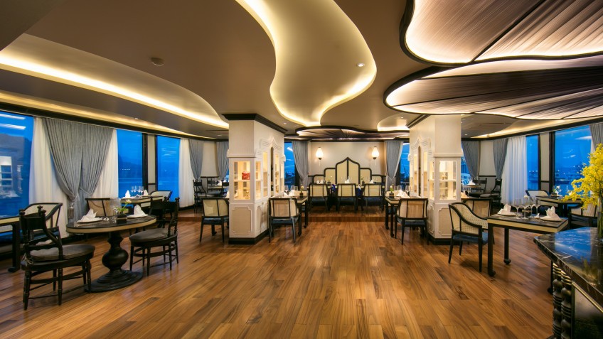 Spacious Restaurant with bay view