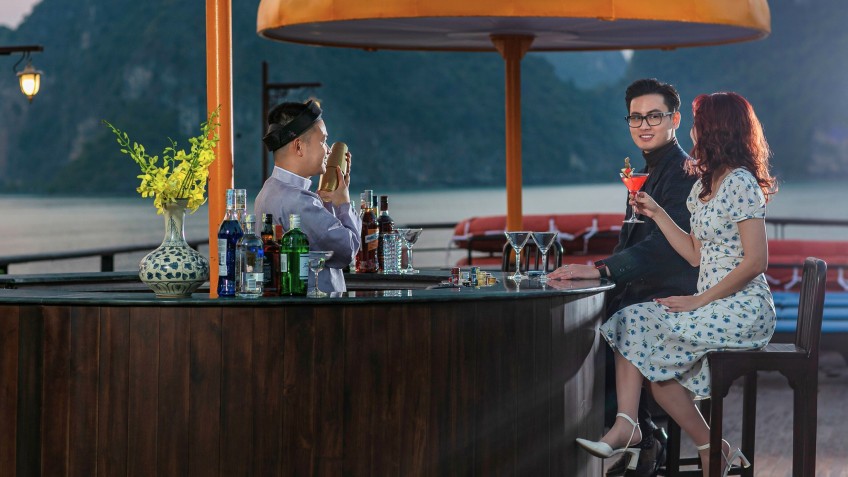 Nostalgia Cruise: Attentive Bartender