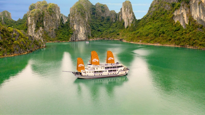 Paradise Peak Cruise: Small boat for intimate stays