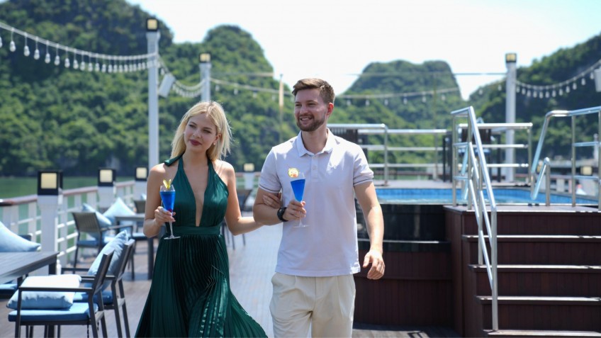 Paradise Grand Cruise: Happy Hour Onboard