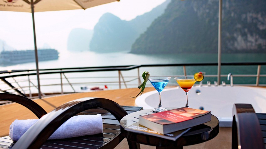 Scarlet Pearl Cruise: Happy Hour On Scarlet Cruise Halong Bay