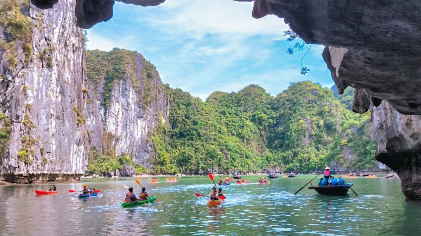 Amazing Sails Private Luxury Cruise: Discover Luon Cave