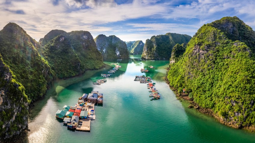 Amazing Sails Private Luxury Cruise: Charming Vung Vieng Village