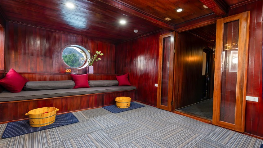 Amazing Sails Private Luxury Cruise: Experience Foot Massage