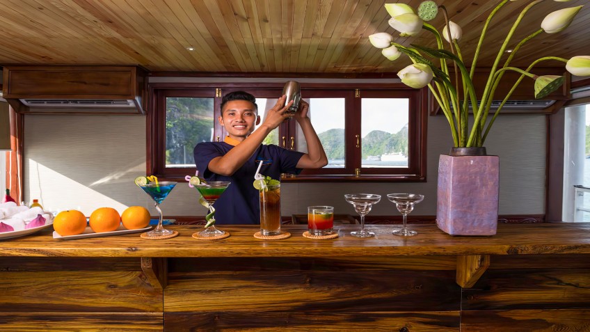 Amazing Sails Private Luxury Cruise: Enjoy fresh drink from the Bartender