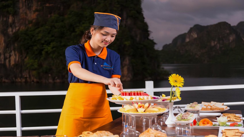 Amazing Sails Private Luxury Cruise: Sunset Party with fruits & desserts