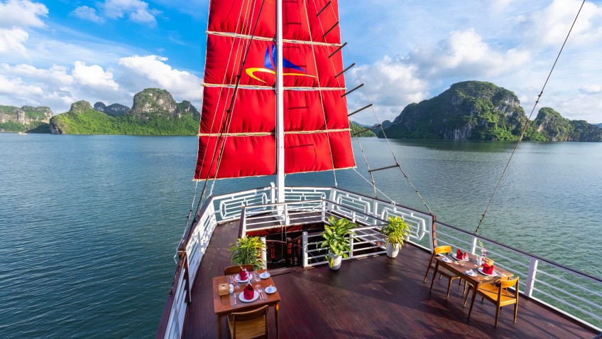 Amazing Sails Private Luxury Cruise: Open Air Dining on the sundeck