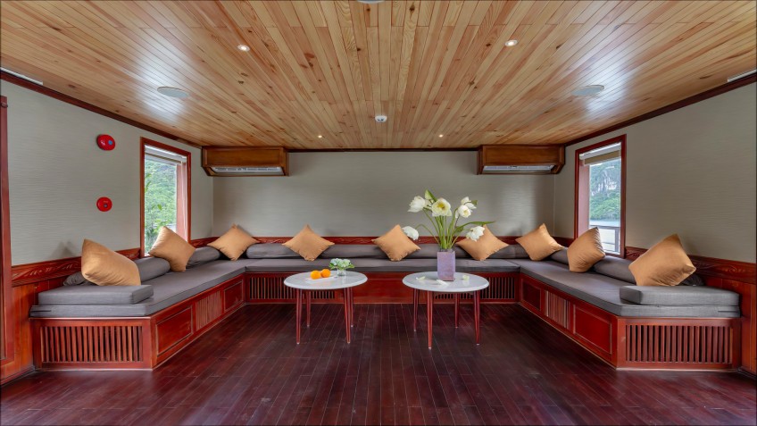 Amazing Sails Private Luxury Cruise: Comfy Relaxing Area