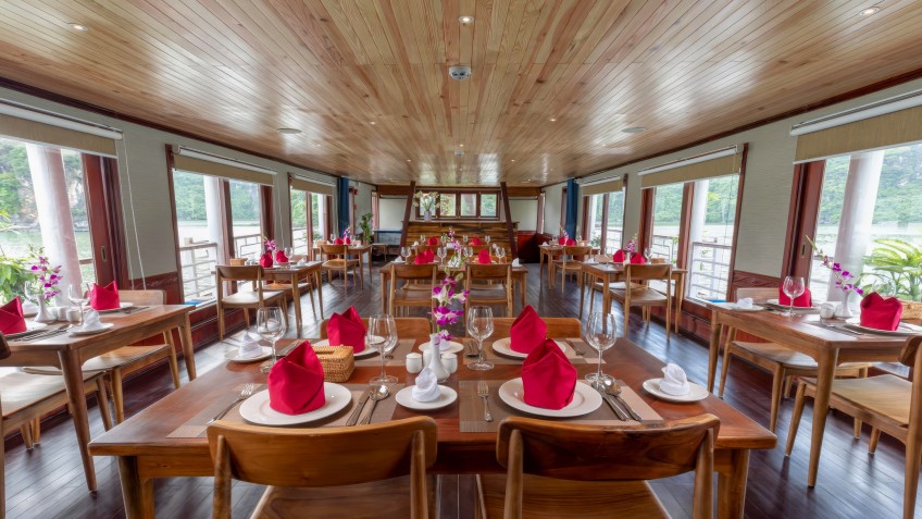 Amazing Sails Private Luxury Cruise: Airy Restaurant on board