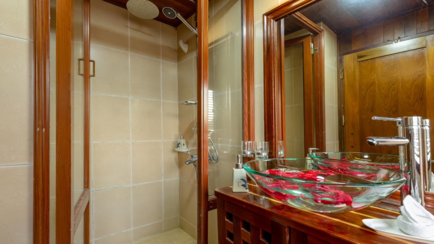 Amazing Sails Private Luxury Cruise: Clean Bathroom