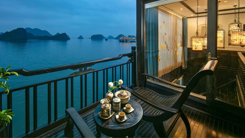 Soak Up Halong Bay View