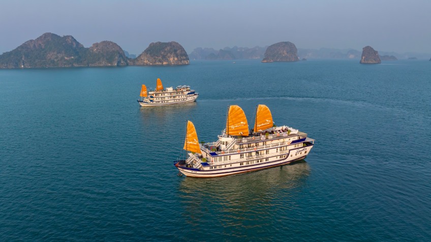 Beautiful Junk Boat Cruise for Honeymooners