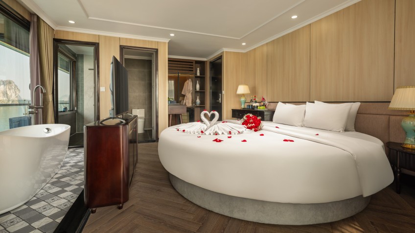 Doria Cruise: Comfy Round Bed